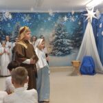 Maryja i Józef wędrują do stajenki