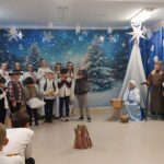 Pasterze z darami przybywają do stajenki