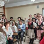 Przybywają instrumentaliści w strojach lachowskich