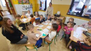 Rylie Mundell podczas rozmowy z przedszkolakami
