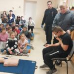 Zdjęcie z pokazu - ratowanie podczas krwotoku z nosa - scenka z udziałem uczniów