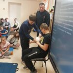 Zdjęcie z pokazu - ratowanie podczas krwotoku z kończyny - scenka z udziałem uczniów
