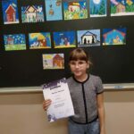 Anastazja z dyplomem na tle prac konkursowych