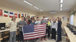Uczniowie podczas spotkania z gościem ze Stanów Zjednoczonych