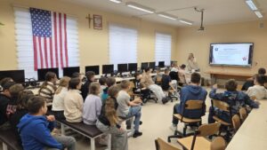 Uczniowie klas 4-6 podczas spotkania z Rylie Mundell