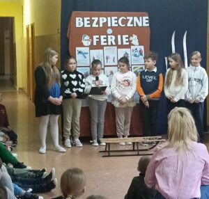 Uczniowie, prowadzący apel.