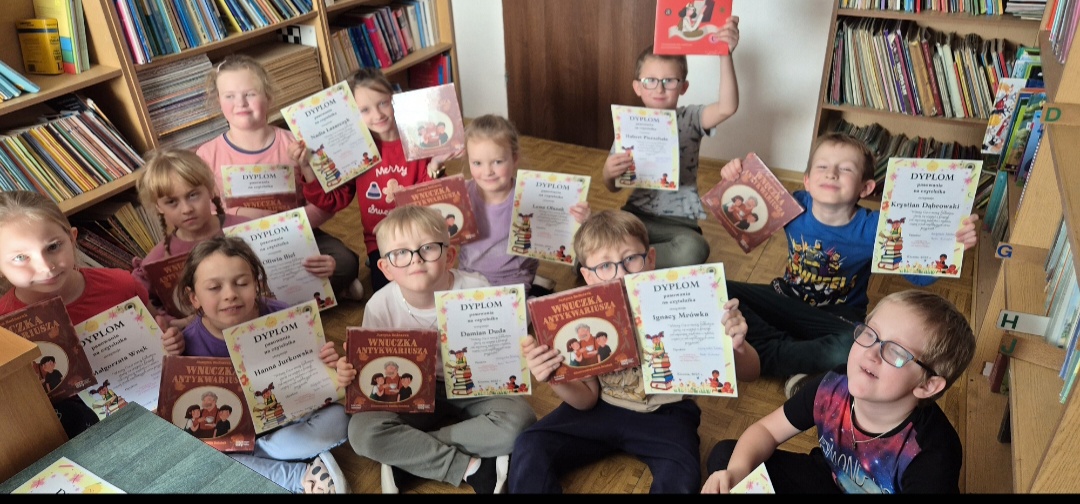 Pasowanie uczniów klasy I na czytelników biblioteki