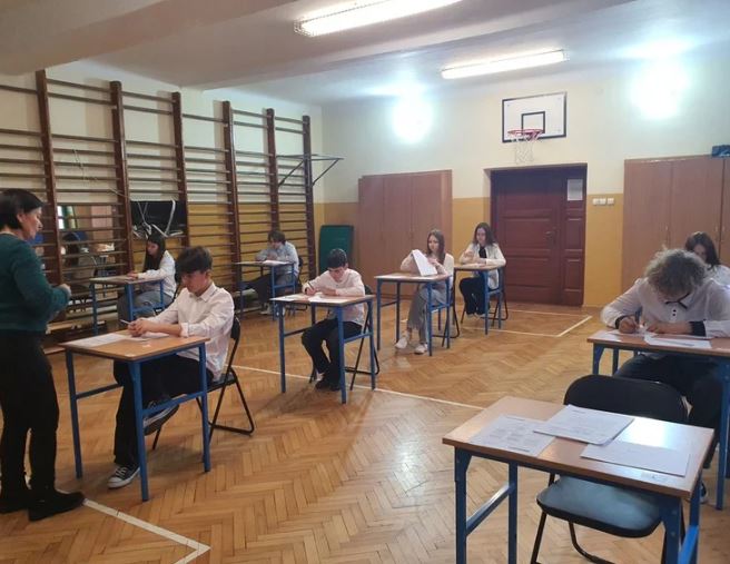 Uczniowie klasy ósmej z wychowawczynią podczas próbnego egzaminu ósmoklasisty