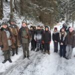 Zdjęcie naszych uczniów z partyzantami (osoby inscenizujące partyzantów)