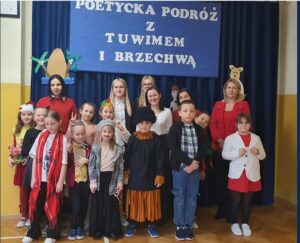 Uczestnicy konkursu oraz pani dyrektor i nauczyciele