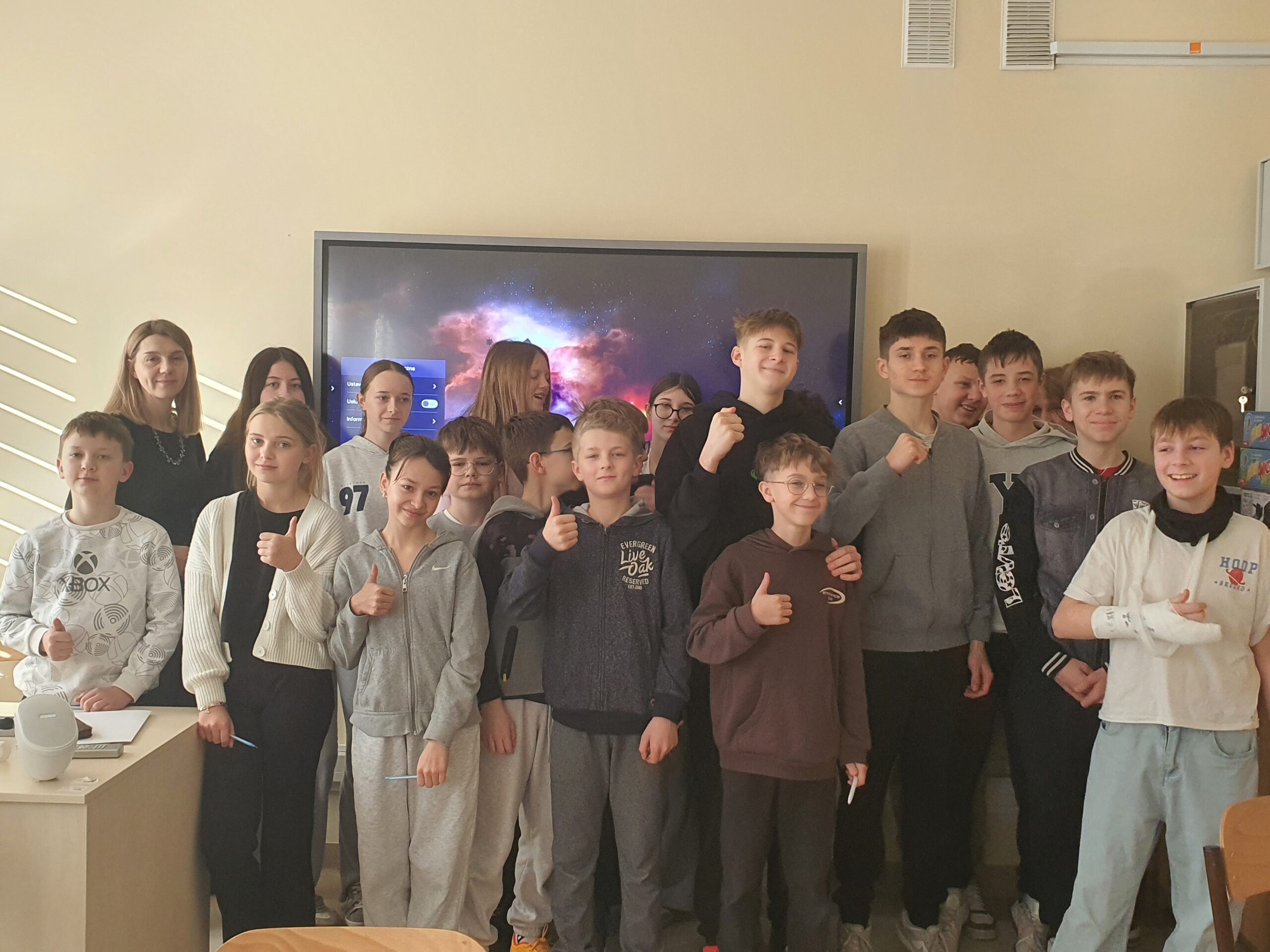 Uczestnicy konkursu wraz z panią Karoliną Porębską