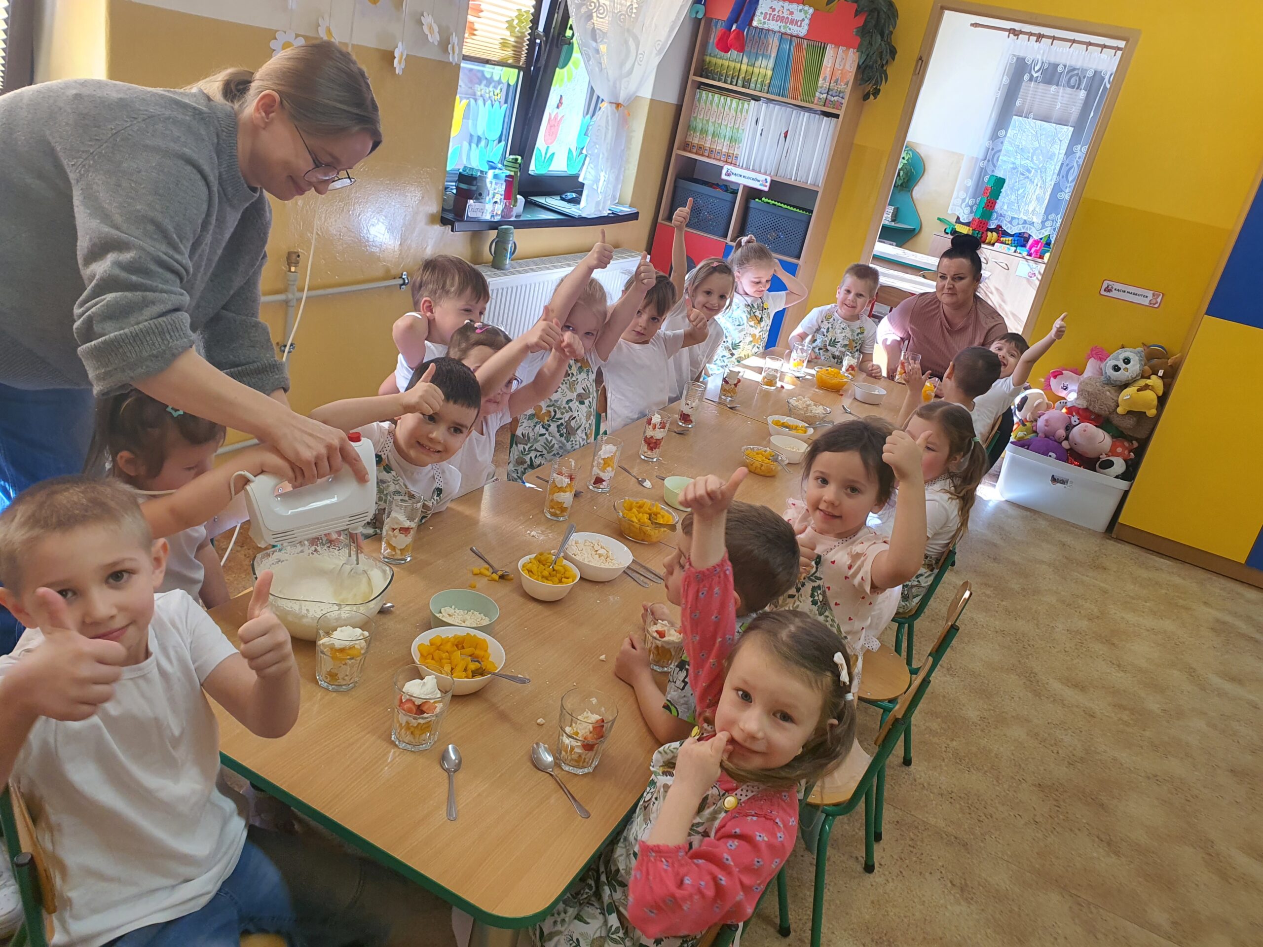 Dzieci podczas przygotowania deseru