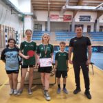 Nasi uczniowie z medalami i dyplomami oraz nauczyciel wf