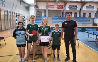 Nasi uczniowie z medalami i dyplomami oraz nauczyciel wf