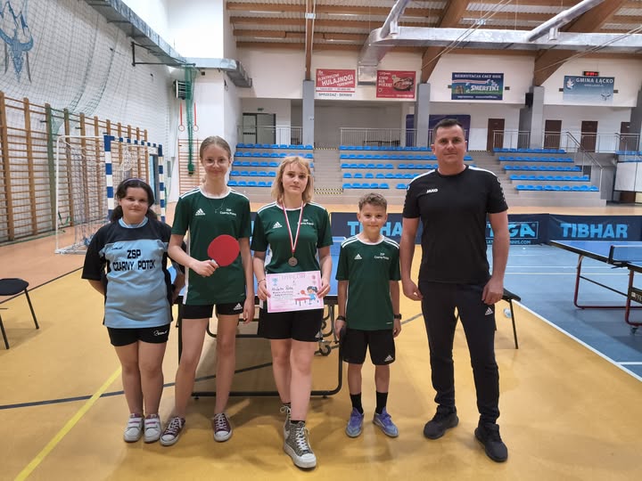 Nasi uczniowie z medalami i dyplomami oraz nauczyciel wf