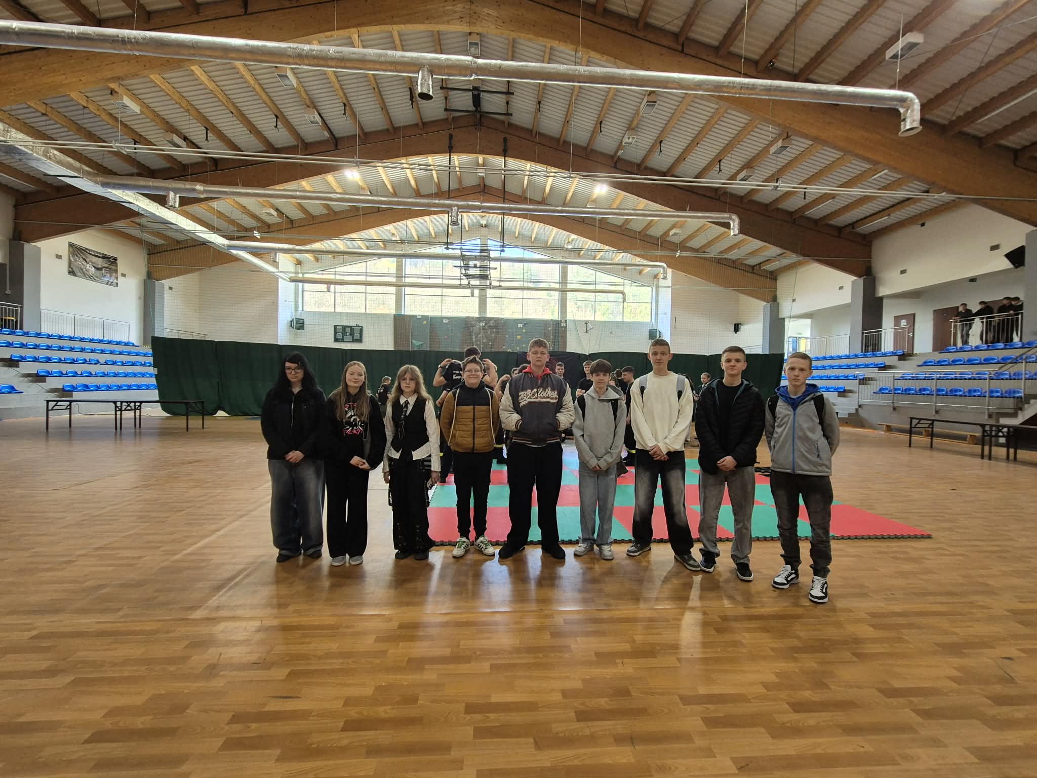 Zdjęcie zbiorowe na Hali Widowiskowo-Sportowej w Łącku