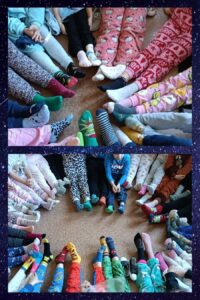 Kolorowe skarpetki uczniów.