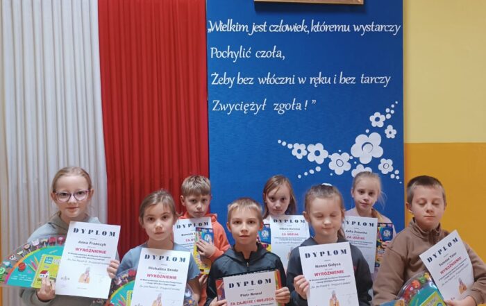 Na zdjęciu widać uśmiechniętych i dumnych uczniów którzy brali udział w konkursie. Dumnie pokazując otrzymane dyplomy i nagrody.