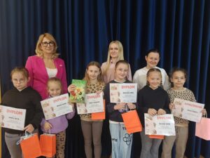 Nagrodzeni uczniowie, pani dyrektor oraz nauczycielki organizujące konkurs