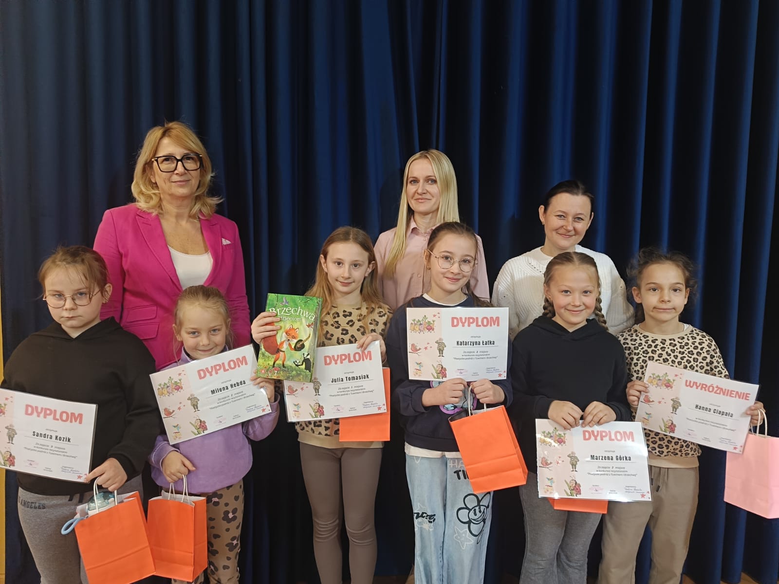 Nagrodzeni uczniowie, pani dyrektor oraz nauczycielki organizujące konkurs