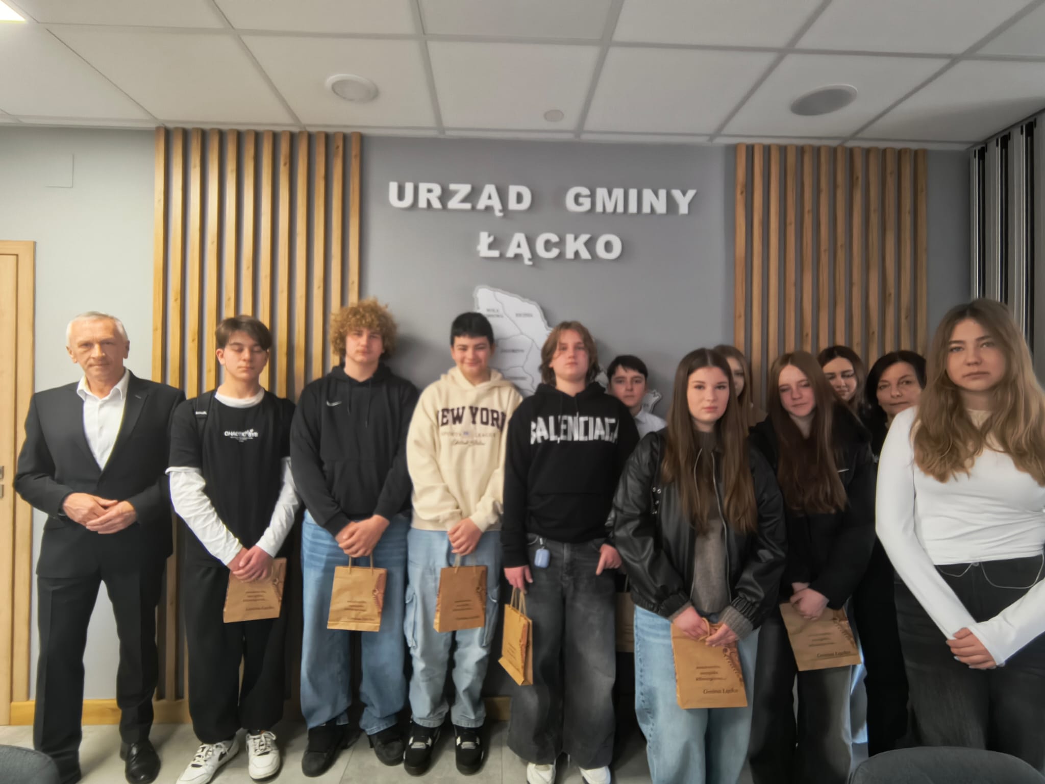 Wójt Gminy Łącko, wychowawczyni oraz uczniowie klasy 8