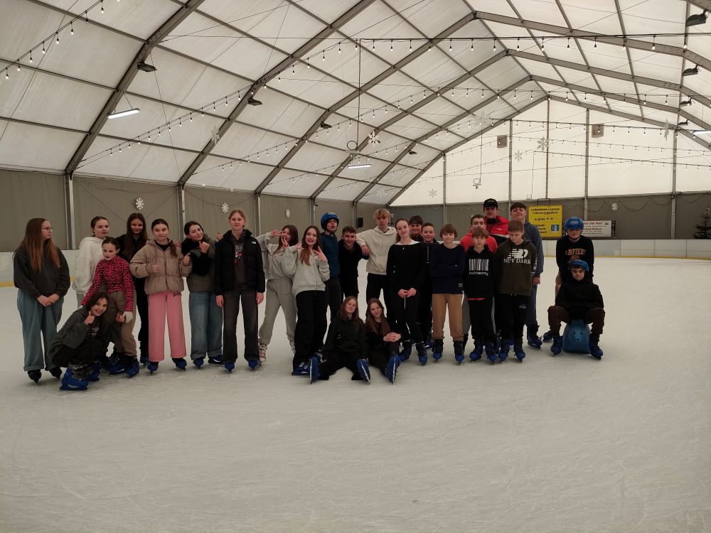 Uczniowie na lodowisku