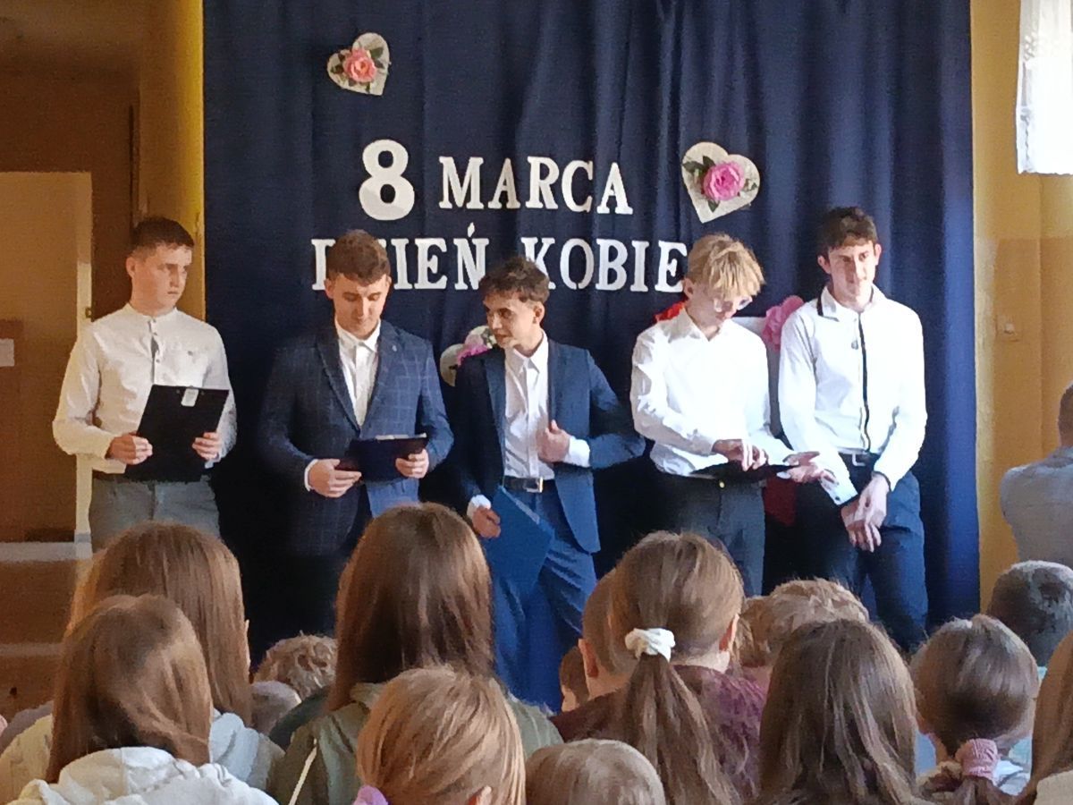 Chłopcy, prowadzący apel.