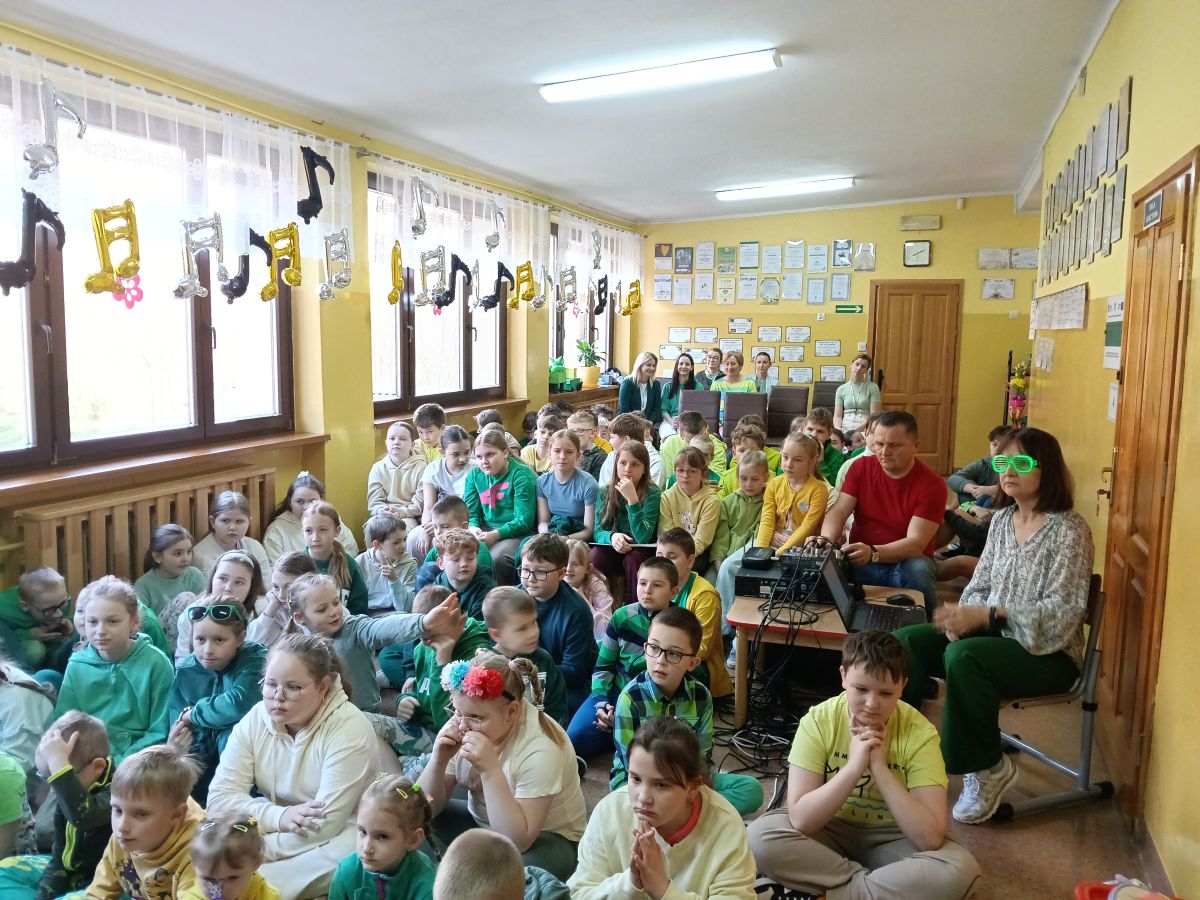 Uczniowie na powitaniu wiosny.