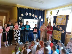 Uczniowie, prowadzący apel.