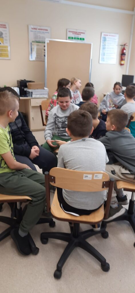 Klasa IV podczas zajęć w ramach akcji #USTAL Z BABCIĄ HASŁO