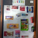 Wystawka - Gorzka prawda o cukrze - etykiety wybranych produktów z opisem ile łyżeczek cukru się w danym produkcie znajduje