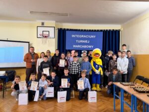 Uczestnicy integracyjnego turnieju warcabowego
