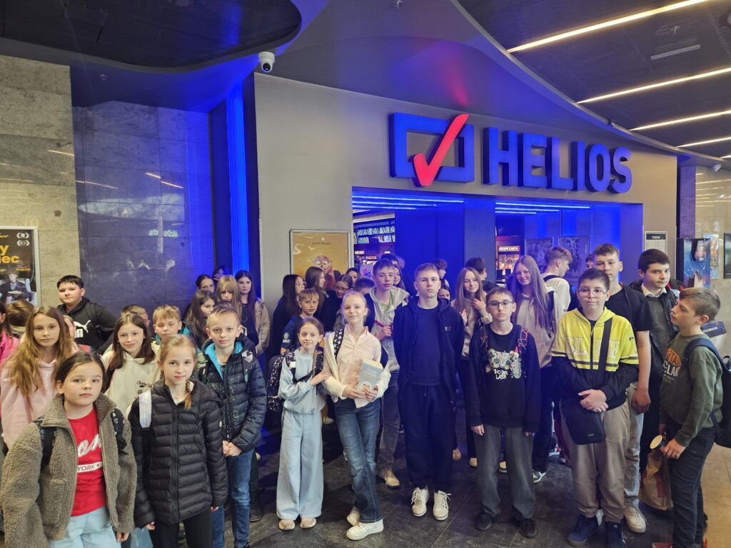 Uczniowie klas IV-VIII przed kinem Helios
