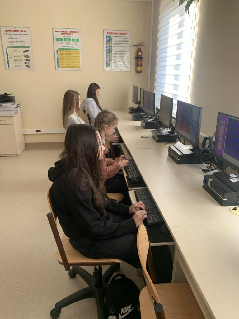 Uczniowie podczas konkursu ortograficznego Zostań Mistrzem Ortografii!