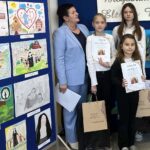 Nasze uczennice z dyplomami i nagrodami z panią dyrektor SP w Szczereżu