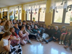 Uczniowie podczas lekcji.