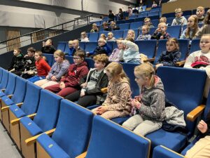 Uczniowie przed seansem.