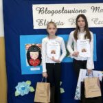 Nasze uczennice - Martyna i Emilia z dyplomami i nagrodami