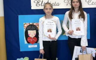 Nasze uczennice - Martyna i Emilia z dyplomami i nagrodami