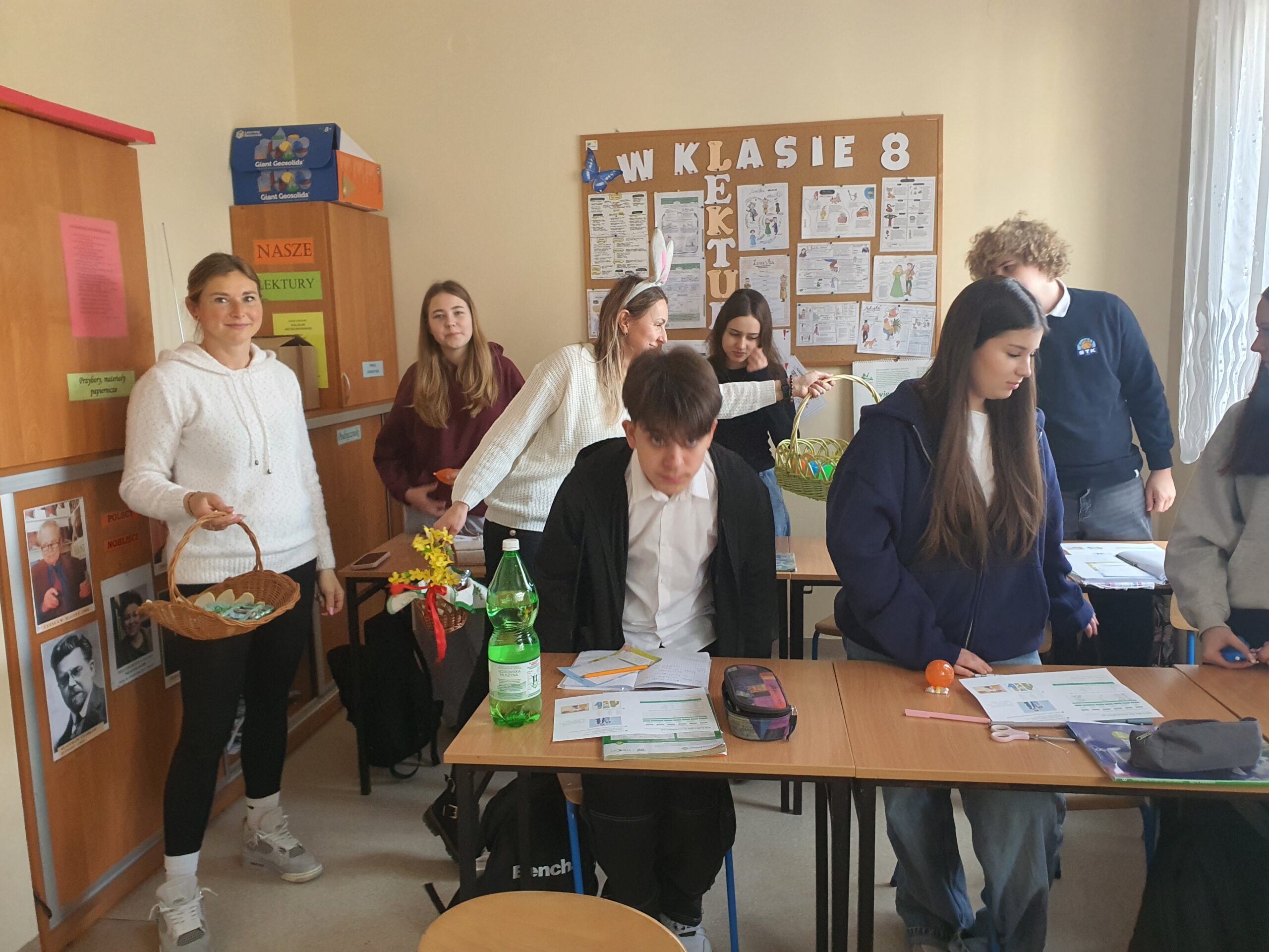 Panie z Rady Rodziców i uczniowie klasy 8
