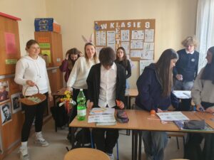 Panie z Rady Rodziców i uczniowie klasy 8