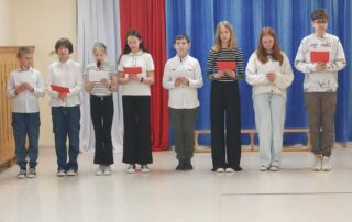 8 uczniów klasy VI przedstawia najważniejsze fakty związane z Chrztem Polski