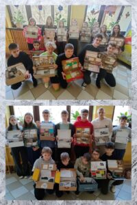 Uczniowie klas VII i VIII z pudełkami historii.