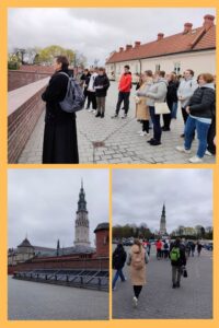 Widok na klasztor, uczniowie i rodzice.