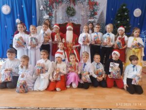 Na zdjęciach widać uśmiechnięte dzieci w czapkach mikołajowych z prezentami.