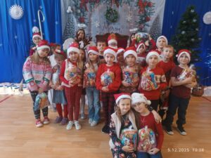 Na zdjęciach widać uśmiechnięte dzieci w czapkach mikołajowych z prezentami.