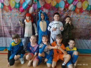 Na zdjęciach widać dzieci w pięknych kolorowych karnawałowych strojach. Dzieci tańczą do muzyki na sali gimnastycznej