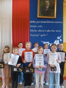 Na zdjęciach widać uczniów z dyplomami i upominkami za udział w konkursie.