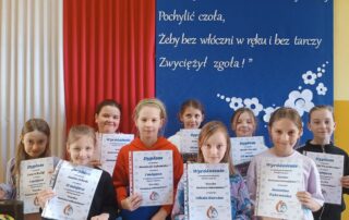 Na zdjęciach widać uczniów z dyplomami i upominkami za udział w konkursie.