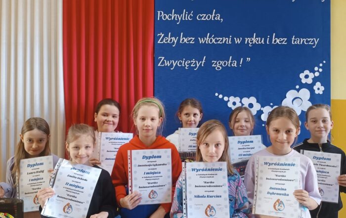 Na zdjęciach widać uczniów z dyplomami i upominkami za udział w konkursie.